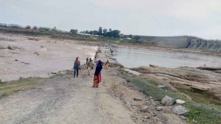 कनहर निर्माण परियोजना एच ई एस कंपनी की घोर लापरवाही – जान जोखिम में डालकर कनहर नदी पार कर रहे लोग, कार्यदाई संस्था एच ई एस कंपनी पुलिया निर्माण के नाम पर गोलमाल।