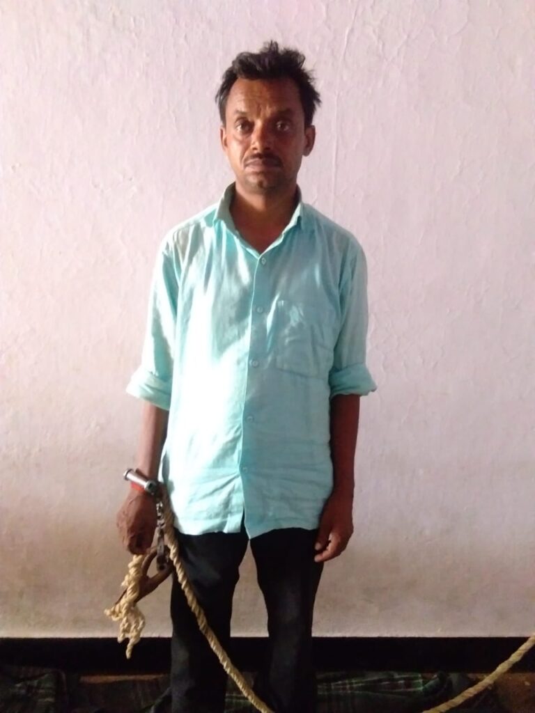 गैंगस्टर मे वांछित तमंचा के साथ गिरफ्तार।