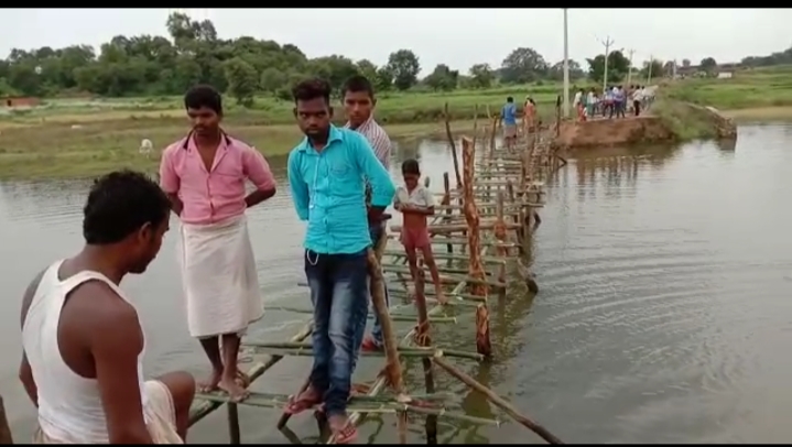 पिंडारी के मनरहवा गांव में सपा सरकार के शासनकाल में बनाया गया पुल, चार वर्षों से टूटा , नही दे रहे जिम्मेदार ध्यान।