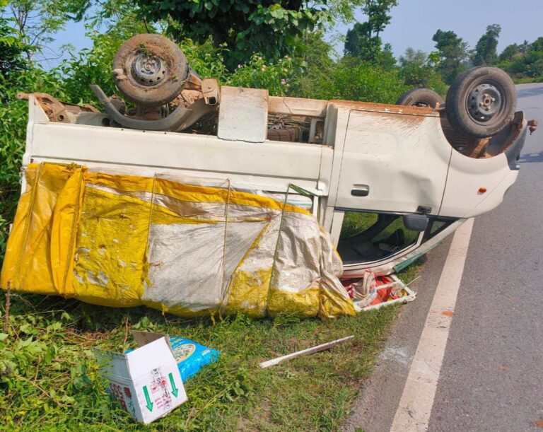 टायर फटने से मालवाहक मैजिक अनियंत्रित होकर खायी पलटी, बाल बाल बचे मैजिक पर सवार चालक।