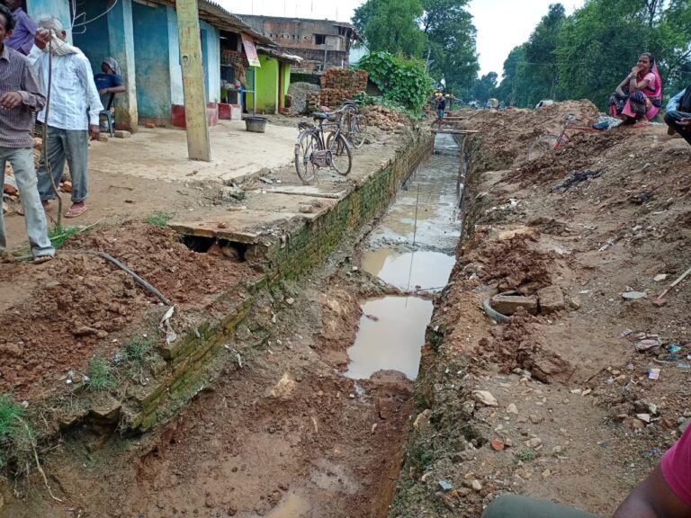 अवैध बालू से हो रहा एनएच का नाली निर्माण।