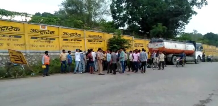 अनियंत्रित होकर बाइक घुसा टैंकर में, तीन घायल।