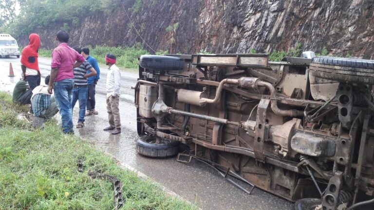 अनियंत्रित होकर बोलेरो पलटी, सवार बाल बाल बचे।