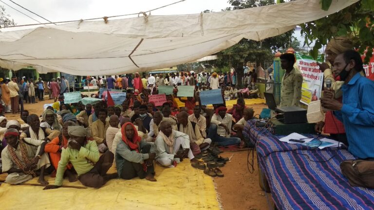 कैमुर मुक्ति मोर्चा द्वारा अधौरा में विभिन्न कार्यालयों में तोड़फोड़ व पथराव।