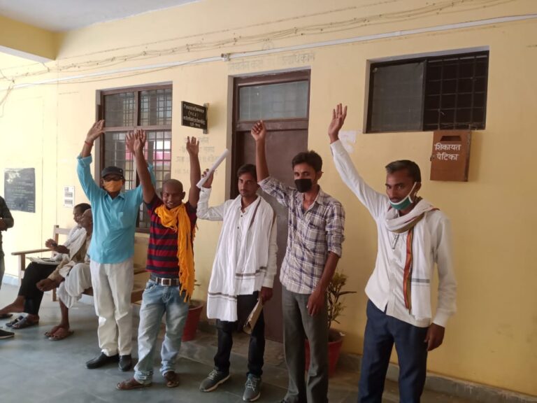 विंढमगंज वन रेंज के ट्रैक्टर संचालकों ने महुअरिया वैचिंक प्लांट पर बिना परमिट 3 वर्षों से बालू गिराए जाने की उपजिलाधिकारी दुद्धी से जांच की मांग की।