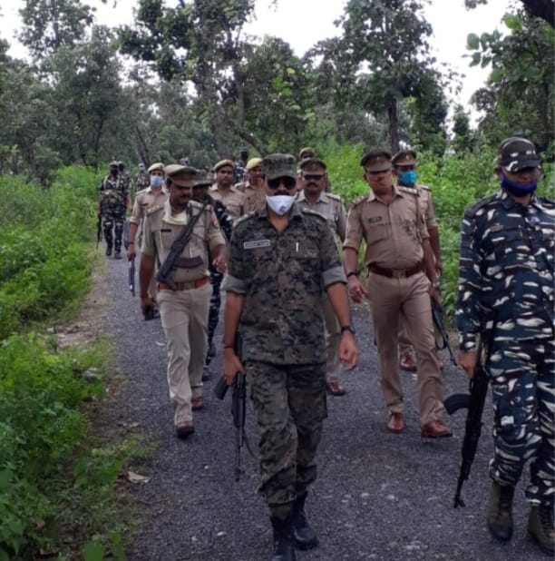 बभनी -: पुलिस, पीएसी व सीआरपीएफ के जवानों ने मंगलवार को यूपी- छत्तीसगढ़ सीमा से सटे जंगलों में किया सघन काम्बिंग अभियान।