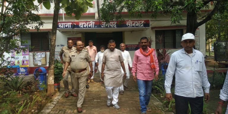 भाजपा मण्डल प्रभारी दीपक गोड़ के नेतृत्व में चला प्लास्टिक मुक्त,स्वच्छता अभियान,थाना परिसर में किया वृक्षारोपण।