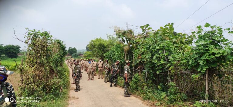कनहर सिचाई परियोजना के डूब गांव कोरची के हार्टसेड मे कांबिंग व जनचौपाल।