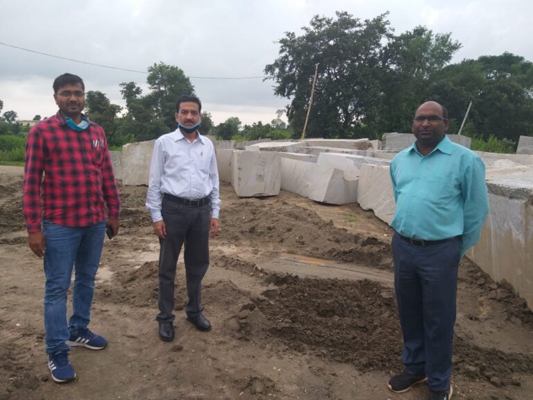 केवाल में ग्रेनाइट की पहाड़ी का अवलोकन में पहुँचे ज्येष्ठ खान अधिकारी।