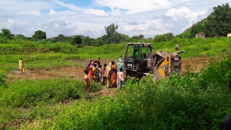 खेल मैदान बनाये जाने हेतु जेसीबी से हो रहे कार्य को मलिन बस्ती की महिलाओं ने रोका कार्य।