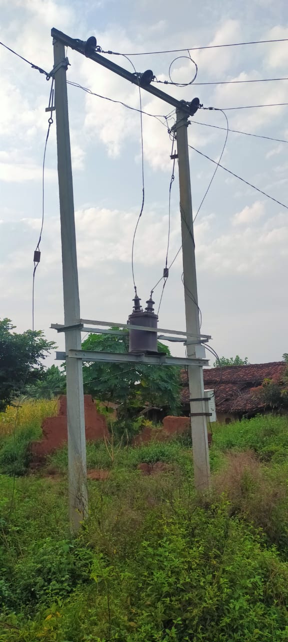 विद्युत पोल का इंसुलेटर हुआ ध्वस्त, कई दिनों से लटका हुआ है तार, ग्रामीण परेशान।