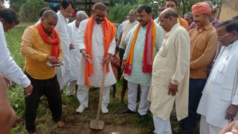 नगवा विकासखण्ड के साधन सहकारी समिति गोदाम का हुआ भूमिपूजन और शिलान्यास।