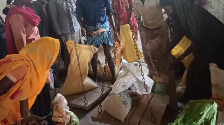 कोटेदार द्वारा मानक के विपरीत किया जा रहा है घटतौली, निःशुल्क अनाज के भी ले रहे लाभार्थियों से रुपये।