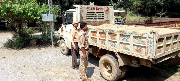 अवैध बालू लदा टीपर वन विभाग ने किया सीज।