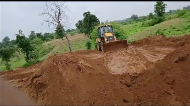 मनरेगा मजदूरों की जगह जेसीबी से कराया गया कार्य ,हरपुरा के ग्रामीणों में आक्रोश व्याप्त।