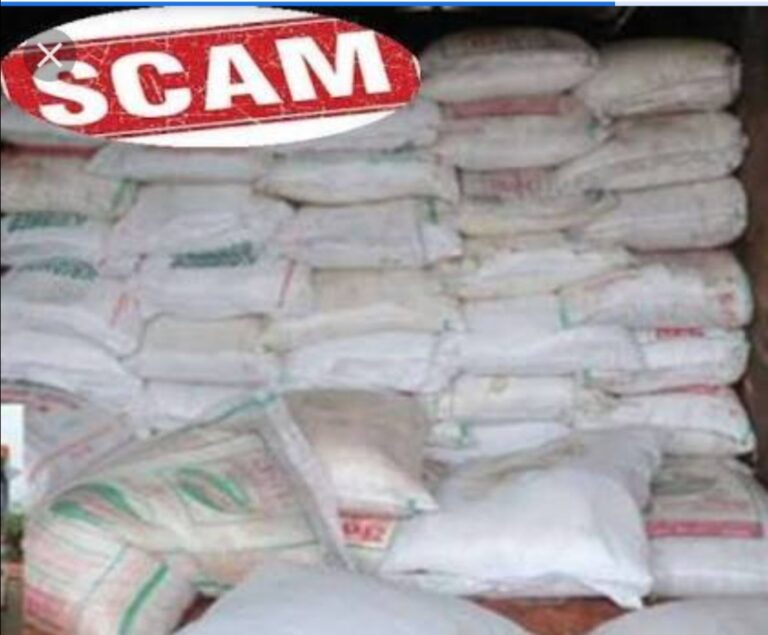 दुद्धी- ” खा गए यूरिया , पी गए मिट्टी तेल। ” यह है सहकारी समिति का खेल।