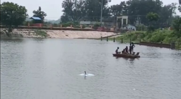 शिवाजी तालाब पर जान जोखिम में डालकर अबोध बच्चे बोटिंग कर रहे, सावधान : जन -धन की कभी भी हो सकती है बड़ी हानि।