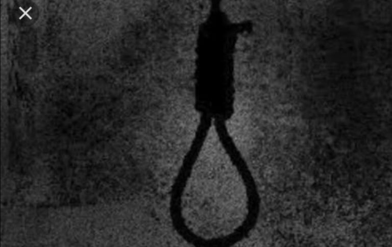 फांसी लगाने से अधेड़ की गयी जान, परिवार में पसरा मातम।