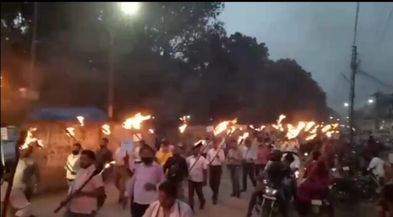 निजीकरण के विरोध में बिजली कर्मियों ने निकाला मशाल जुलूस।