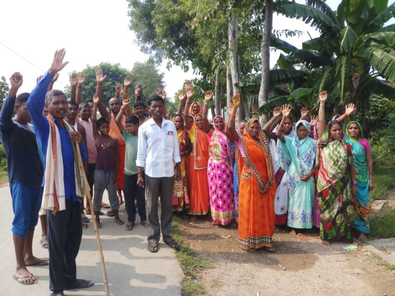 सौर ऊर्जा चलित पानी टंकी गलत जगह चयन कर लगाने का आरोप लगाकर ग्रामीणों का प्रदर्शन। 