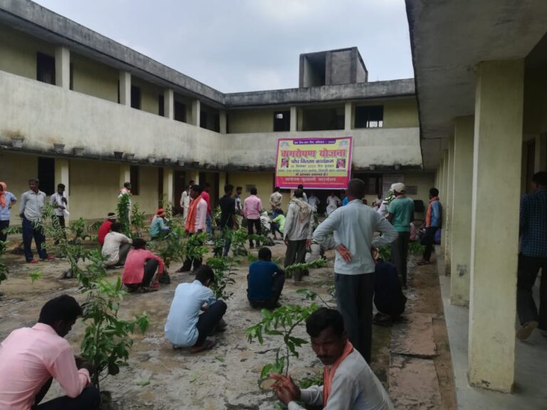 खुशहाली फाउंडेशन द्‍वारा आयोजित बागरोपण कार्यक्रम के तहत राजा चन्डोल इंटर कॉलेज परिसर में 5000 पौधों का हुआ वितरण।