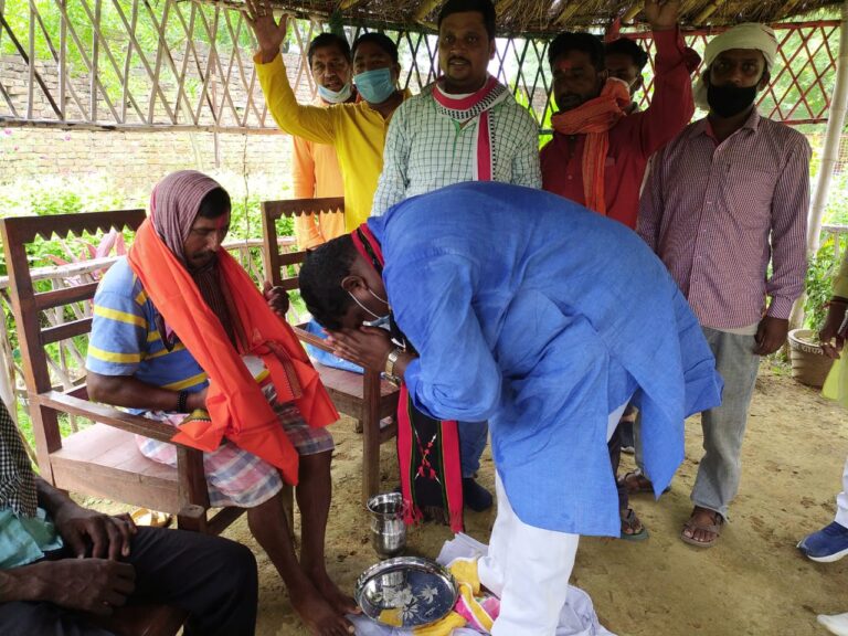 उ०प्र० वन्य जीव बोर्ड के सदस्य श्रवण सिंह ने सफाई कर्मचारियों का किया सम्मान।