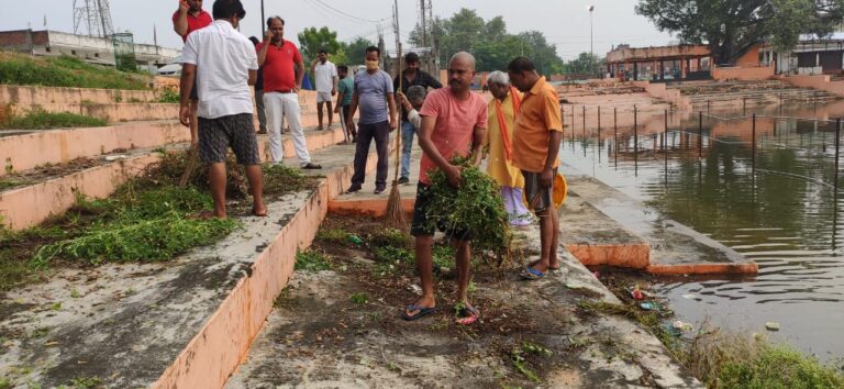 भाजपा दुद्धी मण्डल के कार्यकर्ताओं ने शिवाजी तालाब के किनारे की साफ–सफाई।