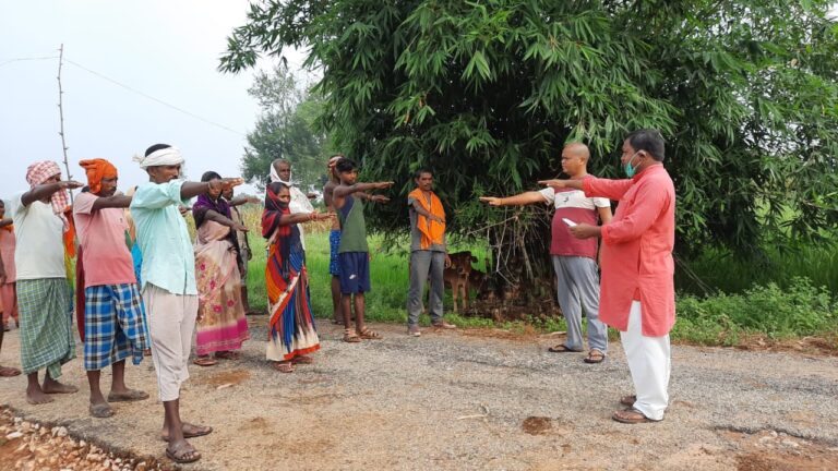 प्लास्टिक मुक्ति अभियान हेतु ग्रामीणों को संकल्प दिलाया गया।