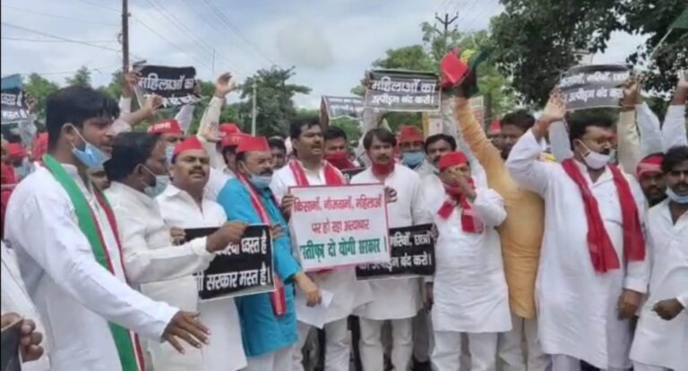 दुद्धी– कृषि बिल का विरोध व सरकार के नितियों के खिलाफ सपाइयों का धरना -प्रदर्शन।