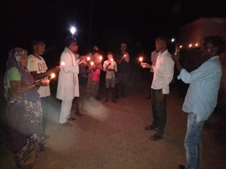 2 अक्टूबर को मनाया स्वच्छता दिवस के रूप में, आरंगपानी ग्राम प्रधान ने निकाला कैंडल लाइट रैली।