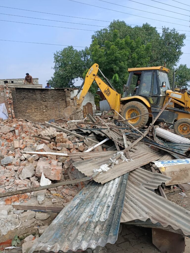 मजबूर और असहाय व्यवसायियों की दुकानों पर चला प्रशासन का बुलडोजर