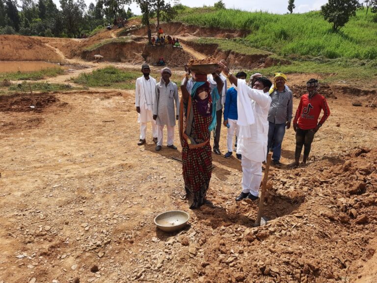 ओबरा विधायक ने किया बंधी निर्माण कार्य का शुभारम्भ।