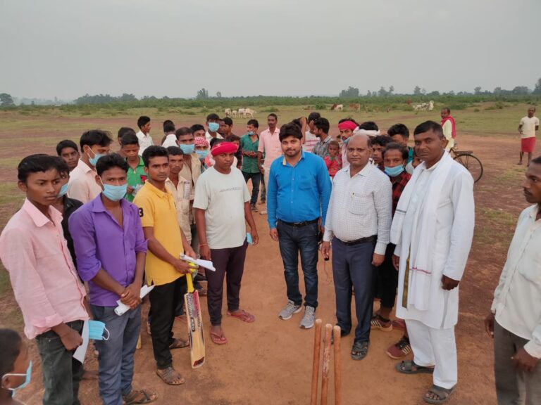 खिलाड़ियों को खेल सामग्री का किया गया वितरण।