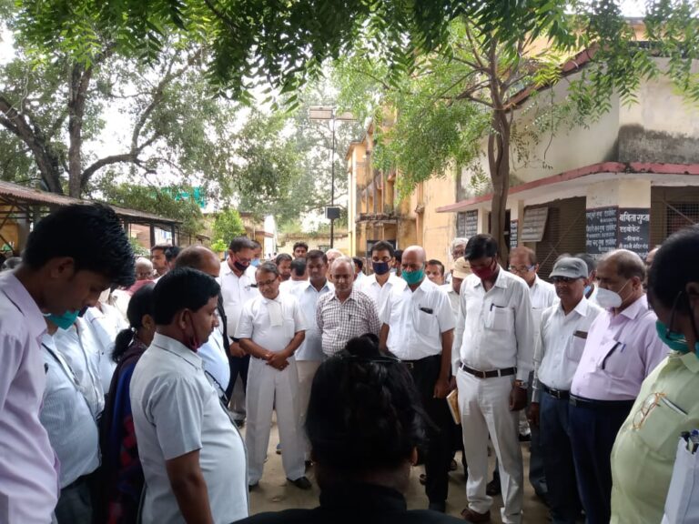 दुद्धी मुंसिफ कोर्ट परिसर में सोनभद्र बार एसोसिएशन के पूर्व अध्यक्ष के निधन पर शोक सभा हुआ।