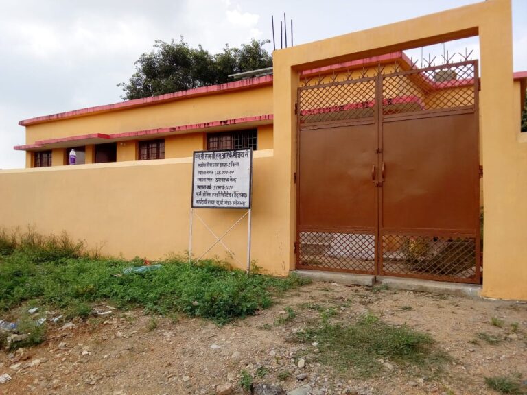 खैराही उप स्वास्थ्य केंद्र में लगा गंदगी का अंबार।