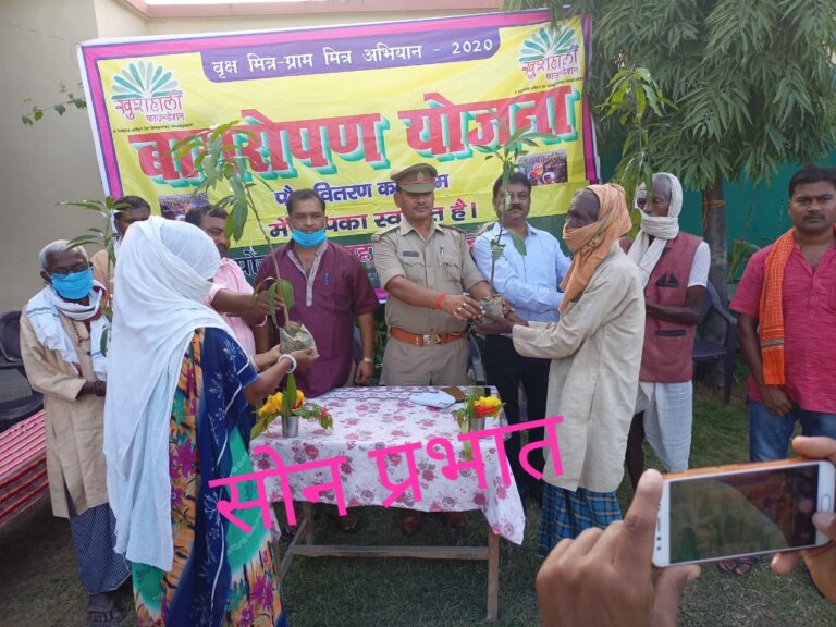 खुशहाली फाउंडेशन द्वारा कैंप लगाकर फलदार पौधों का वितरण किया। 