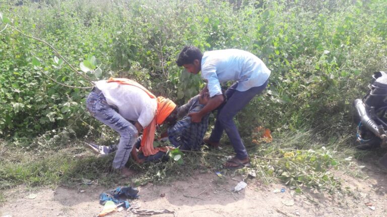 अज्ञात वाहन ने मारा बाइक को टक्कर तीन घायल।