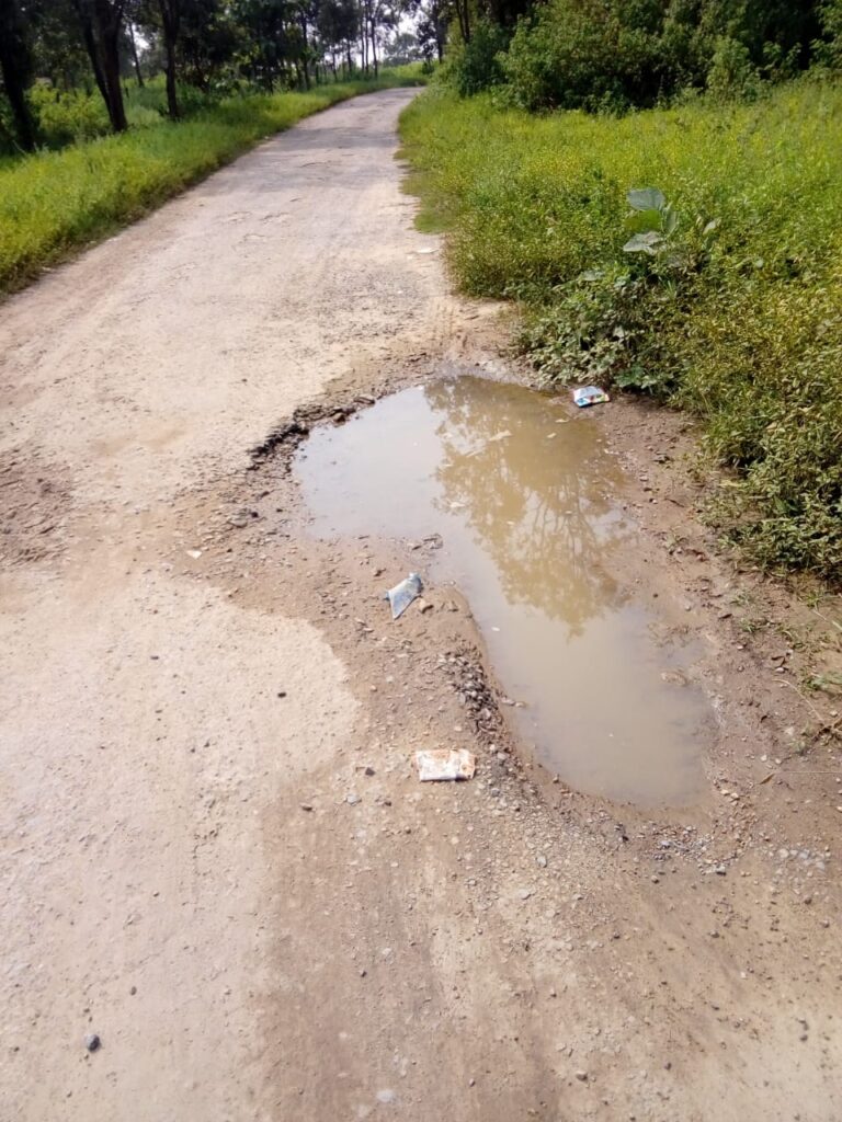 दुर्घटना को दावत दे रही गांव की जर्जर सड़कें।