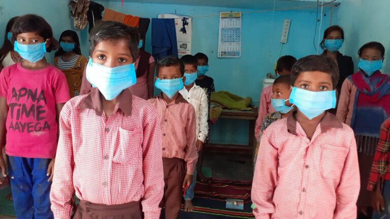 प्रा0वि0 के प्रधानाध्यापक ने बांटे घर घर जाकर बच्चों को मास्क, किया जागरूक।