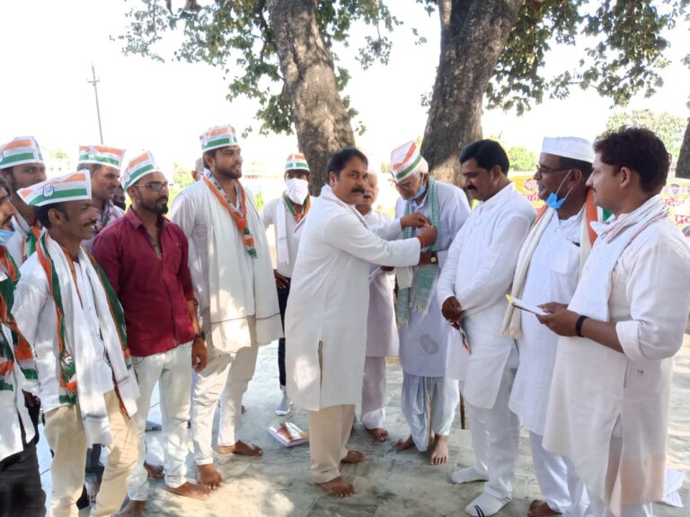 14 लोगों ने थामा कांग्रेस का दामन, जिला उपाध्यक्ष, जिला महासचिव, जिला मंत्री एवं वरिष्ठ कांग्रेसी नेता हुलास प्रसाद गुप्ता की उपस्थिति में ली सदस्यता।