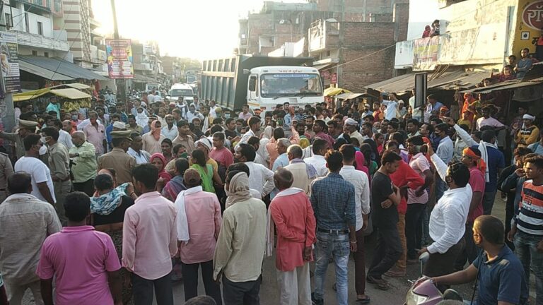 अमवार मोड़ पर शव रखकर परिजनों ने लगाया जाम।