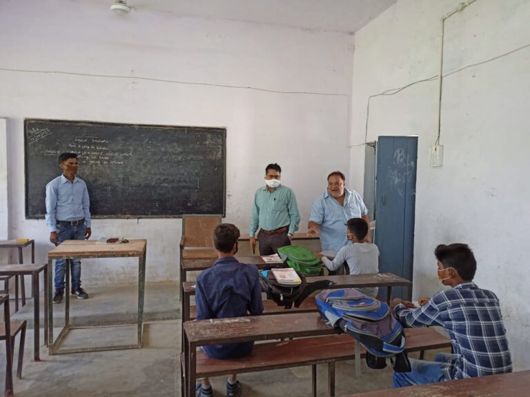 उपजिलाधिकारी दुद्धी रमेश कुमार ने माध्यमिक विद्यालयों का निरीक्षण किया।