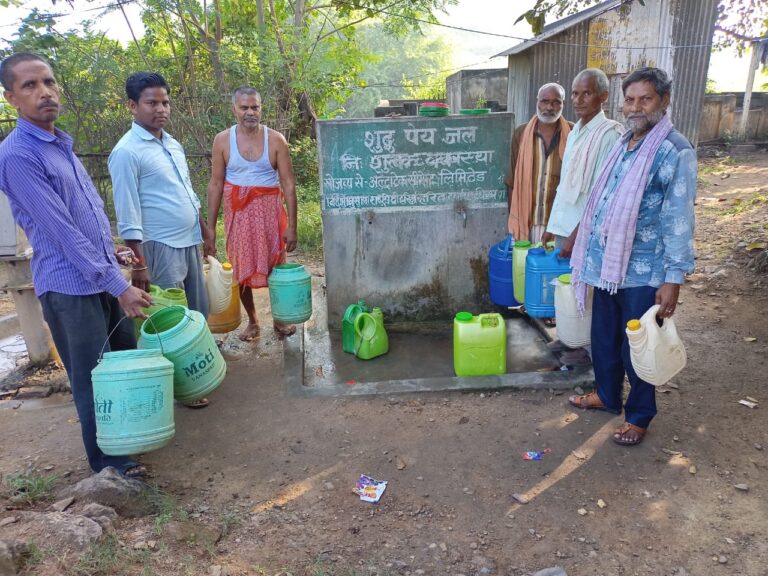 पीने का पानी की किल्लत, लोगों की बढ़ी परेशानी।