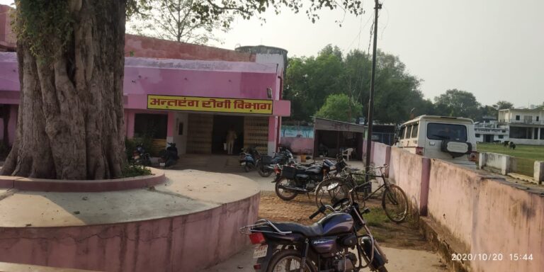 मीडिया का असर – मीडिया की पहल पर मुख्य चिकित्सा अधिकारी सोनभद्र ने सामुदायिक स्वास्थ्य केंद्र दुद्धी में रखी गई गुमटी हटवाई।