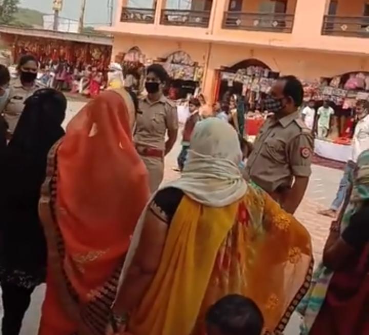 वैष्णो मंदिर पर डाला चौकी प्रभारी ने महिलाओं को किया जागरूक।