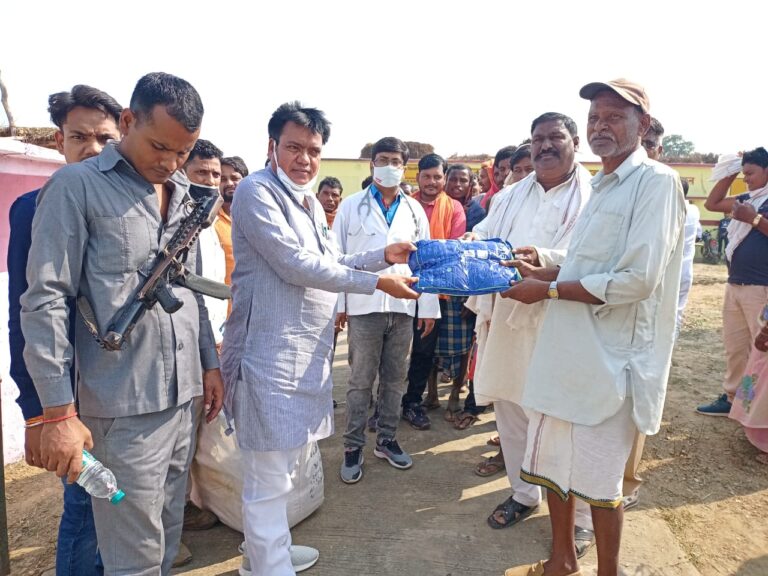 क्षेत्रीय विधायक हरिराम चेरो व स्वास्थ्य विभाग के मुख्य चिकित्साधिकारी के द्वारा बाटे गए 400 मच्छरदानी।