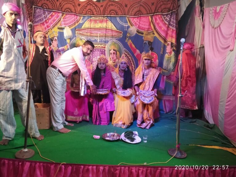 पोखरा गांव में युवा कार्यकर्ताओं के सहयोग से कराया जा रहा भव्य दुर्गा पूजन के साथ रामलीला मंचन।