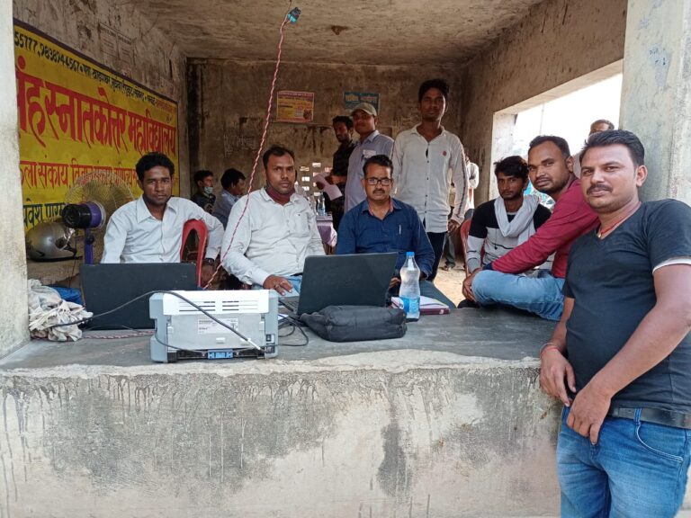 बिजली विभाग ने महुली में कैम्प लगा कर वसूले बिजली बिल।