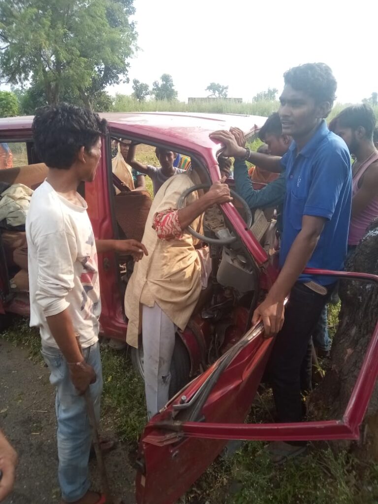 ब्रेकिंग न्यूज़ -: कार अनियंत्रित हो पेड़ से टकराई।