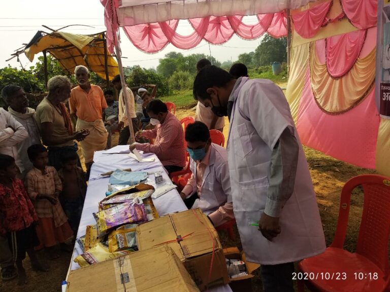 नि:शुल्क पशु चिकित्सा कैम्प का आयोजन किया गया।